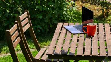 Homeoffice auf Terrasse oder im Garten