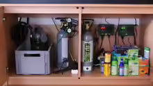 Filter, Co2 Anlage, Ersatzflasche, Regelungstechnik (es wird gerade geeicht, im Aquarium