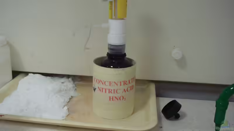 Die erstaunliche Vielseitigkeit von Salpetersäure: Ein Blick auf ihre natürlichen Ursprünge und Umweltauswirkungen