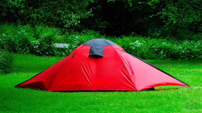Ohne den Rasen zu ruinieren: So geht Zelten im Garten