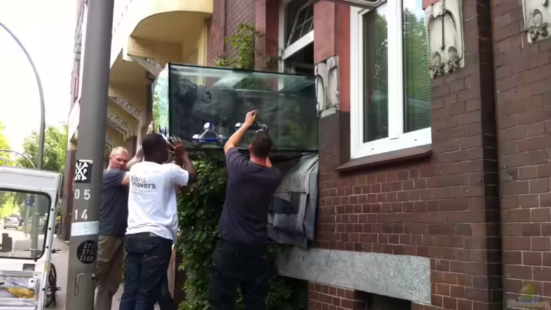 Und ab durchs Fenster damit ...... 8 Mann, 400 Kg , 300 x 80 x 80 cm Glas, und ein Fenster welches 2,4 meter vom Boden ist .... nie wieder .. Und ab durchs Fenster damit ...... 8 Mann, 400 Kg , 300 x 80 x 80 cm Glas, und ein Fenster welches 2,4 meter vom Boden ist .... nie wieder ..