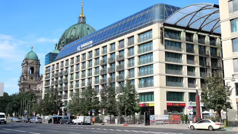 Vertikaler Garten statt Aquadom: Das Hotel Radisson in Berlin feiert Wiedereröffnung