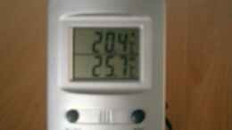 Foto mit Thermometer (unterer Bereich ist im Becken)